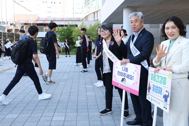 [세종=뉴시스] 천범산 교육감 권한대행을 비롯한 학생과 교직원들이 5일에 도담중에서 마음건강 캠페인 활동을 펼치고 있다. (사진=세종시교육청 제공).2025.09.05. photo@newsis.com *재판매 및 DB 금지