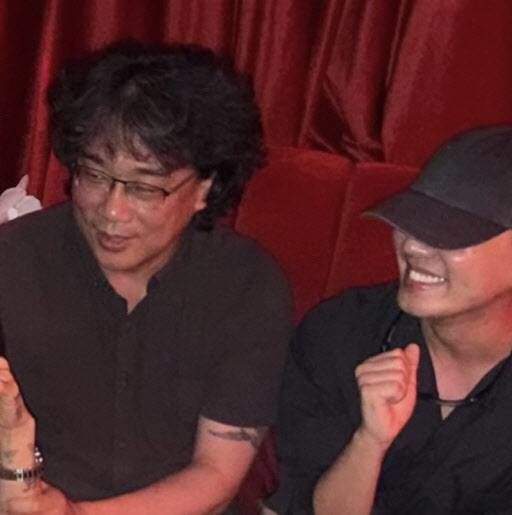 [서울=뉴시스] 봉준호 감독과 배우 유아인이 나란히 앉아있다. (사진=DJ 페기구 인스타그램 캡처) 2025.09.05. photo@newsis.com *재판매 및 DB 금지