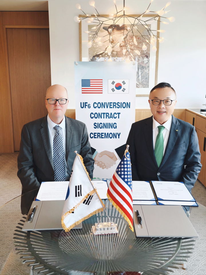 [세종=뉴시스] 한국수력원자력은 4일(현지 시간) 영국 런던에서 미국 내 유일의 우라늄 변환시설 운영사인 컨버다인과 변환우라늄 장기 공급계약을 체결했다고 5일 밝혔다. (사진=한수원 제공) 2025.09.05. photo@newsis.com *재판매 및 DB 금지