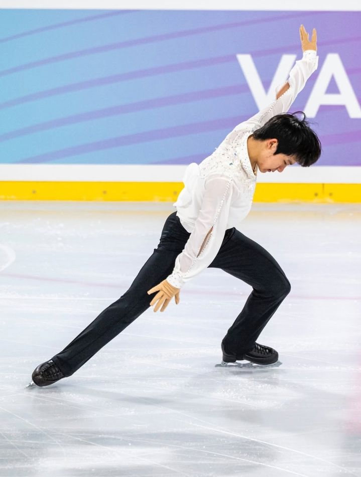 [서울=뉴시스] 피겨스케이팅 국가대표 최하빈이 5일(한국 시간) 이탈리아 바레세의 아친퀘 아이스아레나에서 열린 2025~2026 국제빙상경기연맹(ISU) 주니어 그랑프리 3차 대회 남자 싱글 쇼트 프로그램 연기를 펼치고 있다. (사진=ISU 공식 SNS 캡처) 2025.09.05. *재판매 및 DB 금지