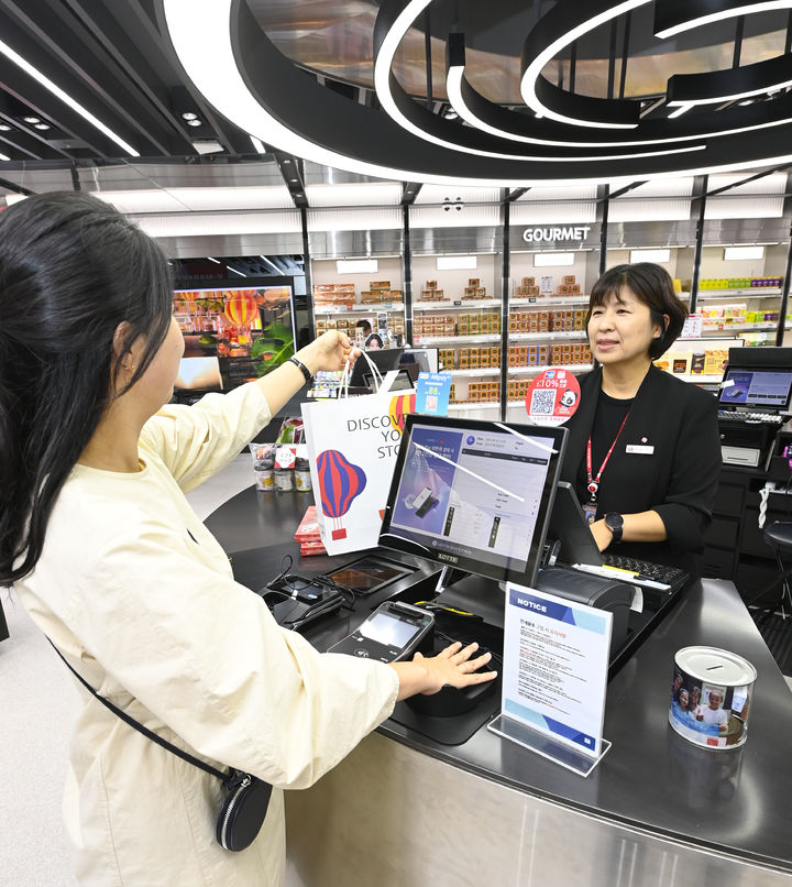 [서울=뉴시스] 지난 4일, 김포공항 국제선 롯데면세점에서 공항이용객이 바이오정보 결제 서비스를 이용해 면세품을 구매하고 있다. 2025.09.05. (사진=한국공항공사 제공) photo@newsis.com *재판매 및 DB 금지