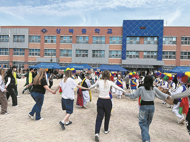 [울산=뉴시스] 울산 상북중 학생들과 덴마크 학생들이 한데 어울려 율동을 펼치고 있다. (사진=울산시교육청 제공) 2025.09.05. photo@newsis.com *재판매 및 DB 금지