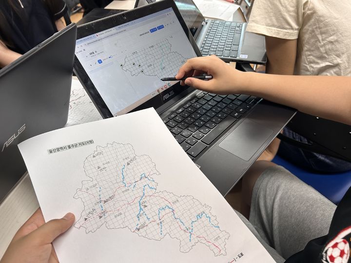 [울산=뉴시스] 구미현 기자 = 울산 상북중은 올해 2학기부터 고시 외 과목인 '지역사회와 세계시민'을 운영한다. 이번 과목은 학생 주도의 탐구와 실천 중심 배움을 강화하고 지역에 기반한 정체성과 세계 시민성의 균형 잡힌 성장을 목표로 신설됐다. (사진=울산시교육청 제공) 2025.09.05. photo@newsis.com *재판매 및 DB 금지