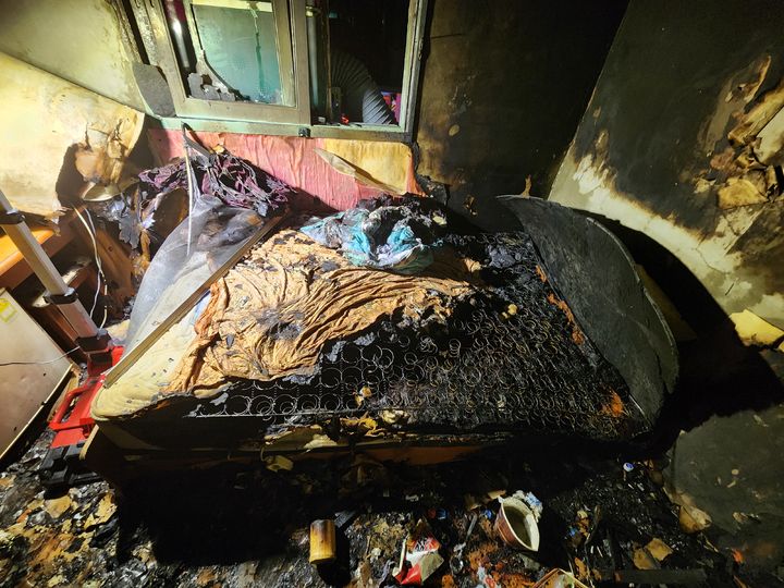 [부산=뉴시스] 5일 오전 4시20분께 부산 북구의 한 4층짜리 여관 2층 객실에서 원인이 밝혀지지 않은 불이 났다. (사진=부산소방재난본부 제공) 2025.09.05. photo@newsis.com *재판매 및 DB 금지