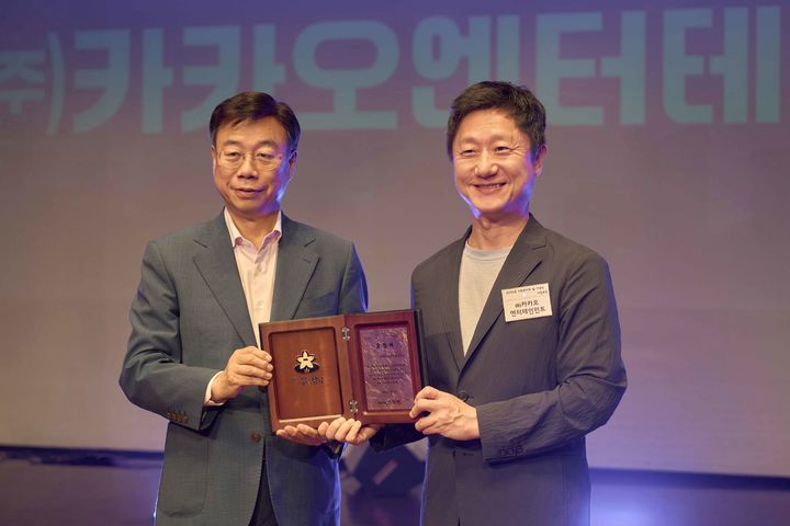 [서울=뉴시스] 카카오엔터는 지난 4일 성남시청 온누리홀에서 열린 성남시 '제26회 사회복지의 날 기념식'에서 이웃돕기 유공자로 성남시장 표창을 받았다고 5일 밝혔다. (왼쪽부터) 조한규 카카오엔터 대외협력실장, 신상진 성남시장 (사진=카카오엔터테인먼트 제공) *재판매 및 DB 금지