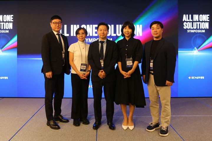 [서울=뉴시스] GC녹십자웰빙이 지난달 30일 서울 코엑스 프리미어 오크우드 호텔에서 '피부-면역 All-in-one Solution 심포지엄'을 마무리했다. 왼쪽부터 GC녹십자웰빙 한정엽 IP본부장, 지영미 원장(서울성모신경외과), 이재환 원장(효사랑가정의원), 장정미 원장(슬림미의원), GC녹십자웰빙 오상수 경영관리실장. (사진=GC녹십자웰빙 제공) 2025.09.06. photo@newsis.com *재판매 및 DB 금지