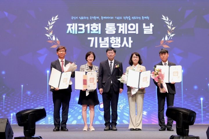 [서울=뉴시스] 제31회 통계의 날 기념식에서 시상식이 진행되고 있다. (사진=서강대 제공) 2025.09.05. photo@newsis.com *재판매 및 DB 금지