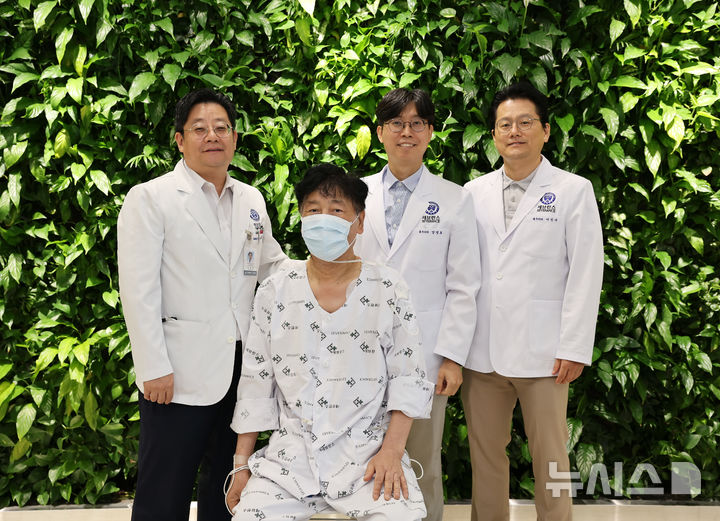 [서울=뉴시스] 왼쪽부터 박무식 세브란스병원 호흡기내과(주치의) 교수, 양영호 흉부외과(집도의) 교수, 이진구 흉부외과(폐이식팀장) 교수가 환자와 함께 기념사진을 찍고 있다. (사진= 세브란스병원 제공)
