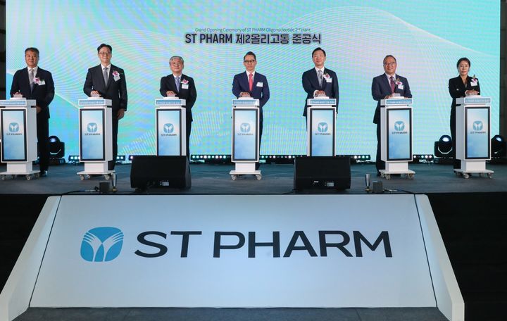 [서울=뉴시스] 강정석 동아쏘시오위원회 위원장(사진 왼쪽에서 네번째)과 동아쏘시오그룹 사장단이 에스티팜 제2올리고동 준공식 기념행사에 참석했다. (사진 왼쪽부터) 임진석 에스티팜 생산본부장, 김민영 동아쏘시오홀딩스 사장, 성무제 에스티팜 사장, 강정석 동아쏘시오위원회 위원장, 정재훈 동아에스티 사장, 백상환 동아제약 사장, 박윤이 아벤종합건설 사장. (사진=에스티팜 제공) 2025.09.05. photo@newsis.com *재판매 및 DB 금지