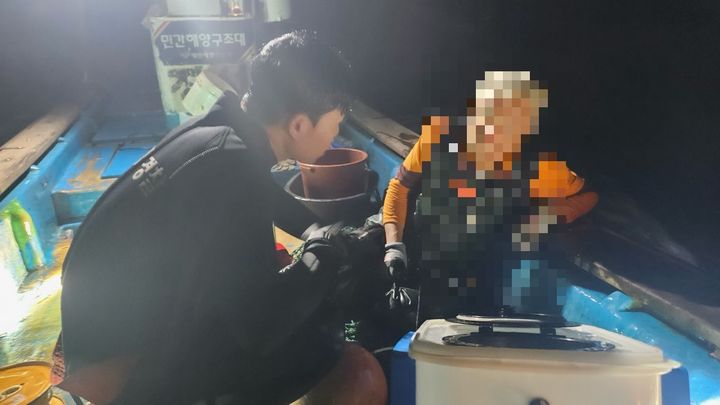[태안=뉴시스] 태안해경이 지난 4일 밤 해루질하다 고립됐던 70대를 구조한 후 건강 상태를 묻고 있다. (사진=태안해양경찰서 제공) 2025.09.05. photo@newsis.com *재판매 및 DB 금지