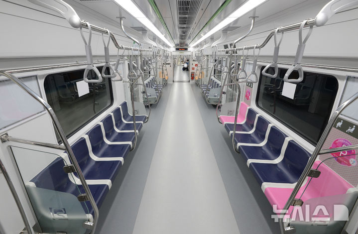 [서울=뉴시스] 서울 지하철 1~4호선을 운영하는 서울메트로가 구의역 사고 재발방지 대책으로 추진한 2호선 신형전동차 도입, 승강장안전문(PSD) 장애물 검지센서 교체, 승강장안전문 관제시스템 구축 등에 대한 성과를 24일 발표했다. 사진은 이날 오후 시험 운행하는 신형전동차 객실 내부의 모습. (사진=임태훈 기자) 2017.05.24. photo@newsis.com