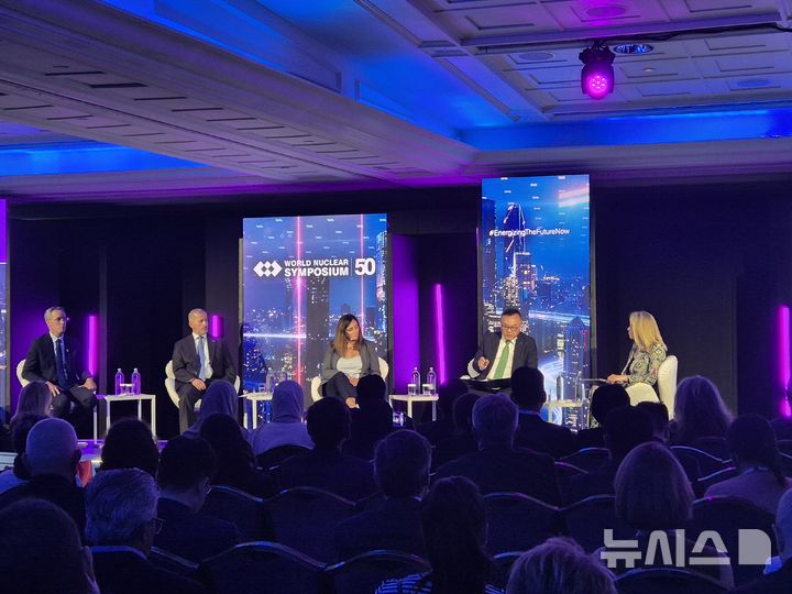 [세종=뉴시스]한수원이 4일(현지시간) '세계원자력협회(WNA) 설립 50주년 기념 특별총회에 참석했다. 사진 오른쪽에서 두 번째 황주호 한수원 사장.(사진=한수원 제공)