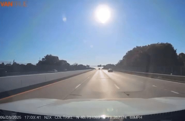[뉴시스] 자동차가 고속도로에서 연기를 뿜으며 날아가는 모습이 한 운전자의 블랙박스 영상에 담겼다. (사진=뉴욕포스트) 2025.09.04. *재판매 및 DB 금지