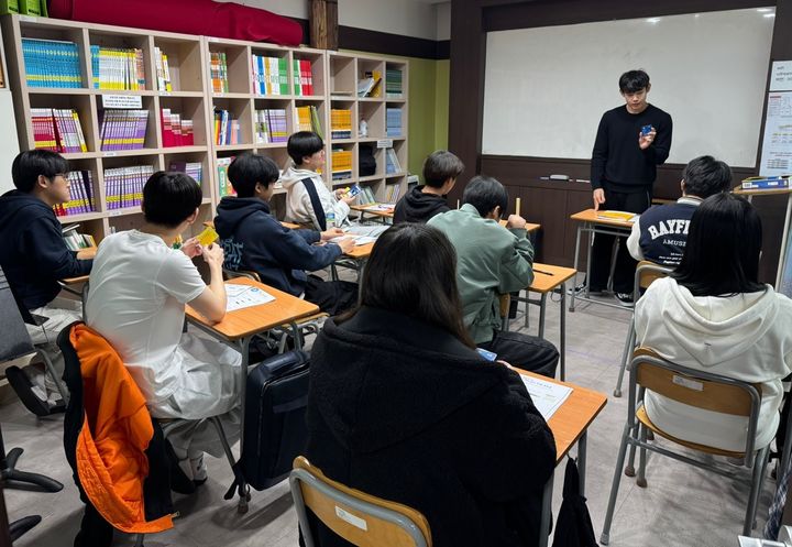 [대전=뉴시스] 조명휘 기자 = 지난 5일 대전 유성구 꿈드림에서 운영중인 스마트 교실에서 학교 밖 청소년들이 수업을 듣고 있다. (사진= 유성구 제공) 2025.09.05. photo@newsis.com *재판매 및 DB 금지