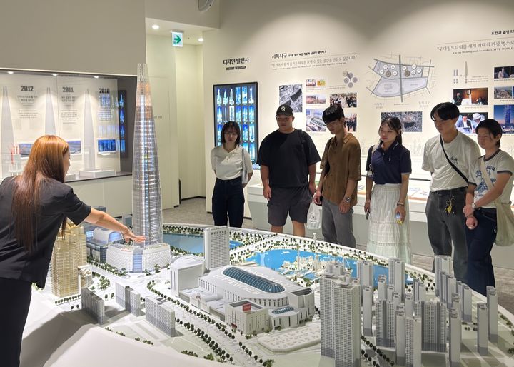 [서울=뉴시스] 롯데지주가 신격호 롯데 창업주의 기업가 정신을 배우고자 일본 대학생들이 롯데월드타워를 방문했다고 5일 밝혔다. (사진=롯데지주 제공) *재판매 및 DB 금지