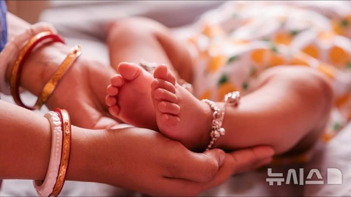 [뉴시스]인도에서 생후 20일 된 아기의 복부 안에서 희귀 질환인 '기생 쌍둥이'가 발견돼 성공적으로 제거됐다.(사진=BBC) 2025.09.04 