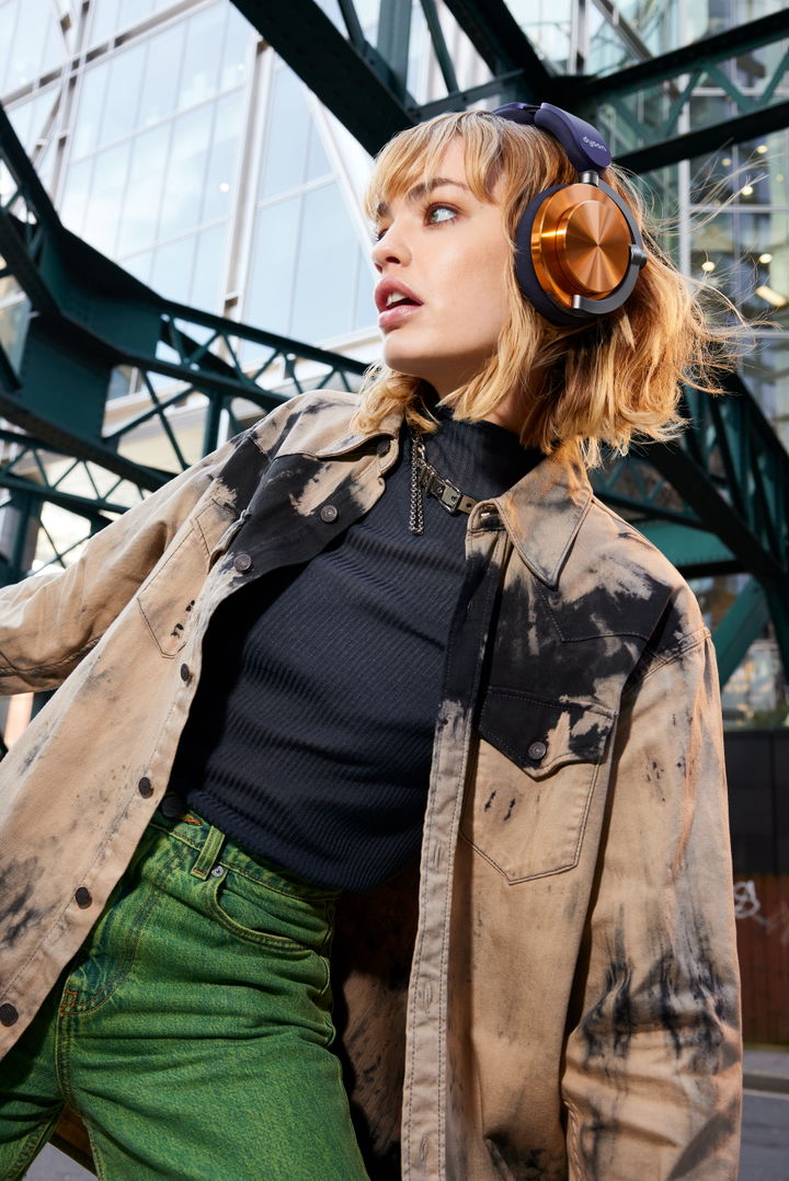 [서울=뉴시스]다이슨 온트랙 'CNC 코퍼'를 착용한 모델. (사진 = 다이슨) 2025.09.05. photo@newsis.com *재판매 및 DB 금지