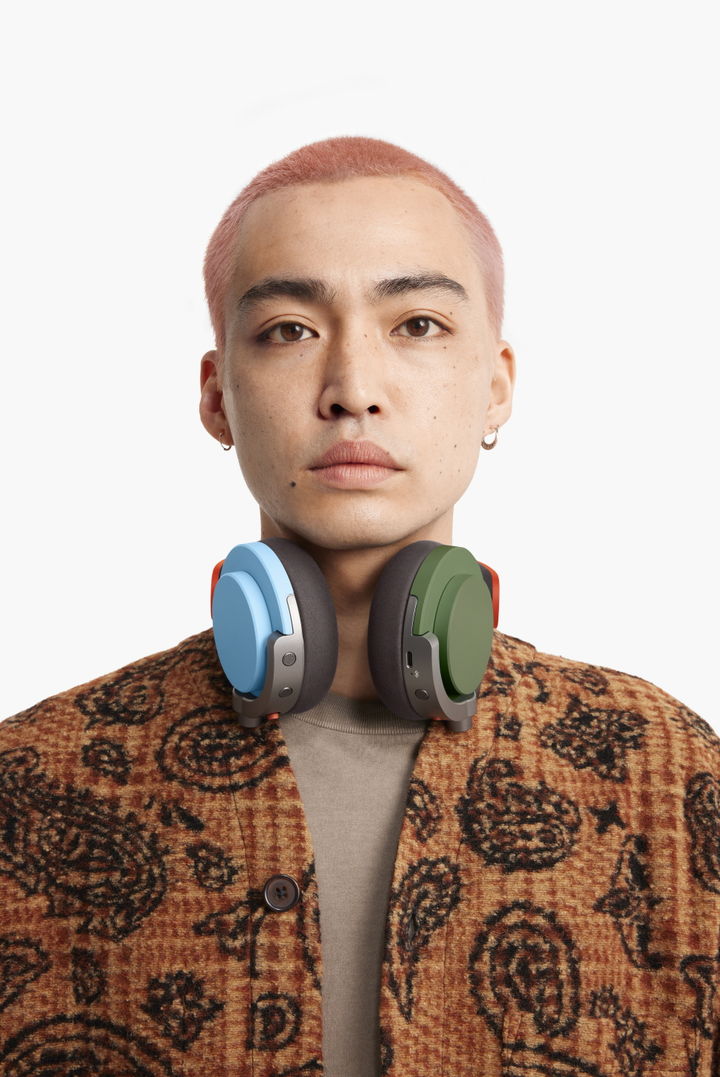 [서울=뉴시스]컬러 커스터마이징한 다이슨 온트랙 헤드폰을 착용한 모델. (사진 = 다이슨) 2025.09.05. photo@newsis.com *재판매 및 DB 금지