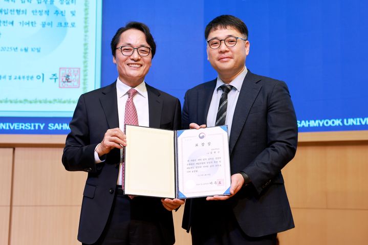 [서울=뉴시스] 삼육대 제해종 총장(왼쪽)과 입학처 김원구 과장이 기념사진을 촬영하고 있다. (사진=삼육대 제공) 2025.09.05. photo@newsis.com *재판매 및 DB 금지