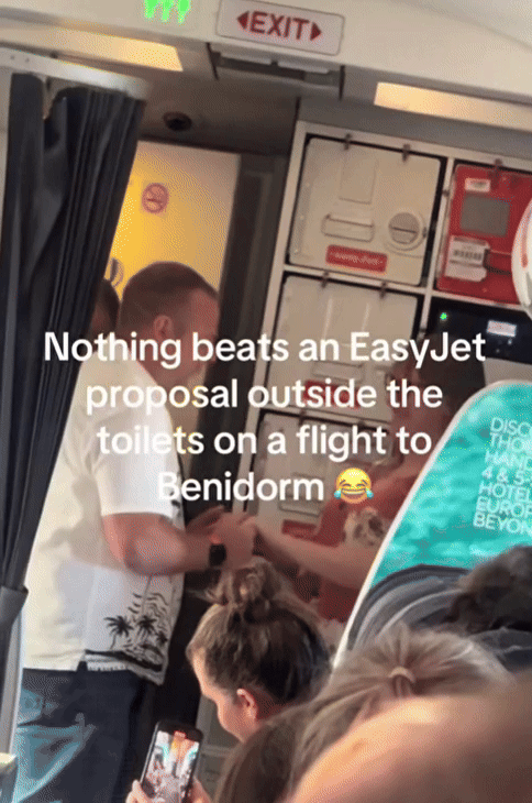 [뉴시스]한 남성이 비행기 화장실 앞 통로에서 프로포즈를 하는 모습이다. (사진=데일리메일) 2025.9.4 *재판매 및 DB 금지