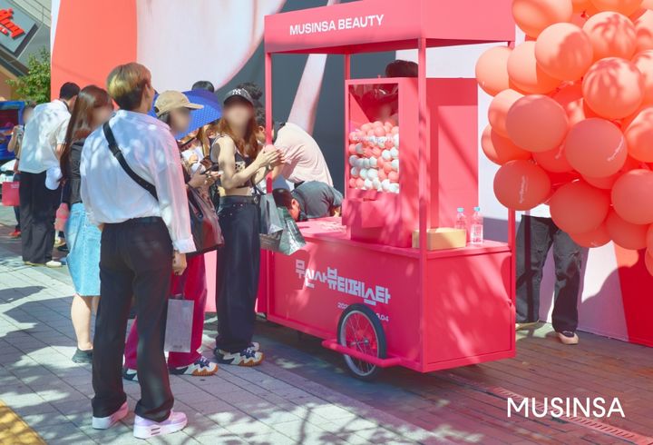 [서울=뉴시스] 무신사 뷰티 행사 내 뷰티 뽑기 게릴라 이벤트 진행 모습 (사진=무신사 제공) *재판매 및 DB 금지