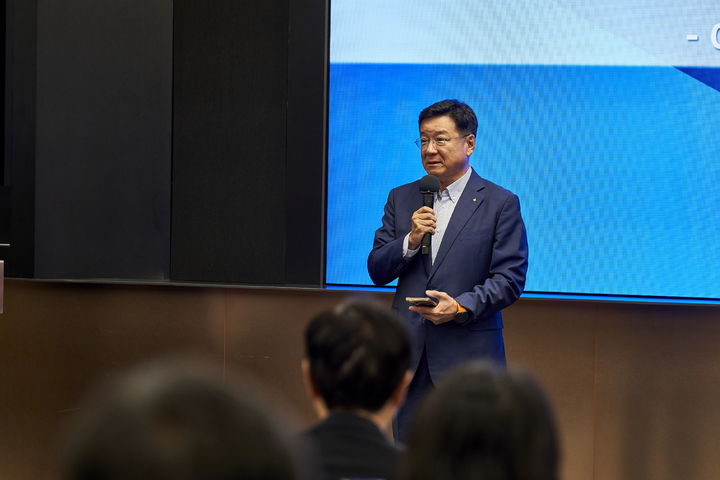 [서울=뉴시스]이찬희 삼성준법감시위원장이 지난 4일 열린 관계사 컴플라이언스 워크숍에서 인사말을 하고 있다. (사진=삼성준법감시위원회 제공) 2025.09.05. photo@newsis.com *재판매 및 DB 금지