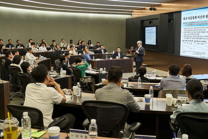 [서울=뉴시스]삼성준법감시위원회 위원들과 관계사 준법지원조직 실무자들이 지난 4일 워크숍에서 강연을 듣고 있다. (사진=삼성준법감시위원회 제공) 2025.09.05. photo@newsis.com *재판매 및 DB 금지