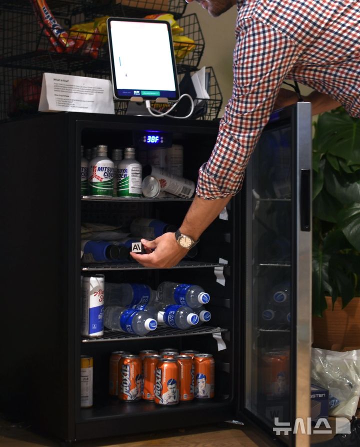 [서울=뉴시스] 앤트로픽은 자사 모델 '클로드 소네트 3.7'을 기반으로 제작한 가게 운영 AI 에이전트 '클로디우스'가 약 한 달간 샌프란시스코 본사 사무실 내 자동화 소매점을 관리하도록 한 '프로젝트 밴드(Project Vend)'를 진행했다고 지난 6월 밝혔다. (사진=앤트로픽)