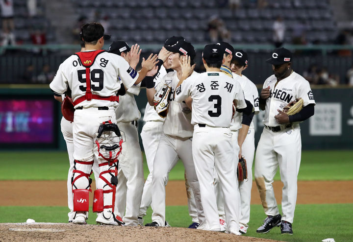 [서울=뉴시스] 프로야구 SSG 랜더스 선수단이 31일 인천SSG랜더스필드에서 열린 2025 신한 쏠뱅크 KBO리그 NC 다이노스와의 경기에서 승리한 뒤 세리머니를 하고 있다. (사진=SSG 랜더스 제공) 2025.08.31. *재판매 및 DB 금지