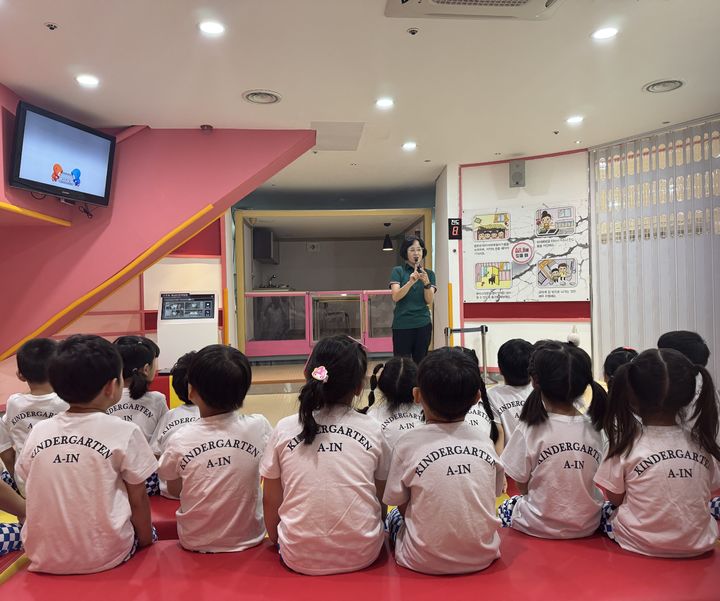 [부산=뉴시스] 스포원 재난안전체험관에서 재난 상황에서의 안전훈련 체험이 진행되고 있다. (사진=부산시설공단 제공) 2025.09.05. photo@newsis.com&nbsp; *재판매 및 DB 금지