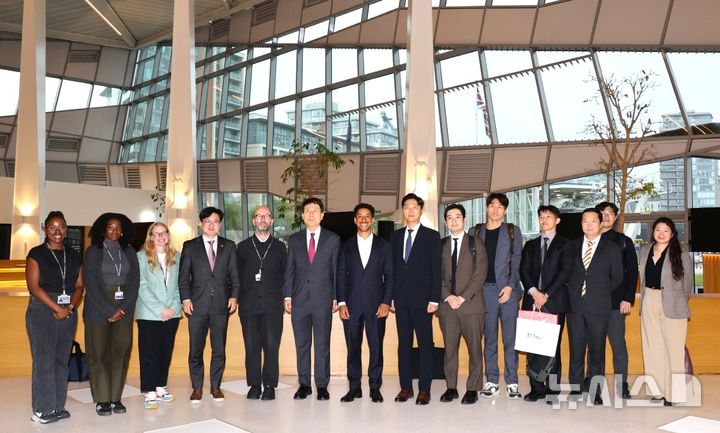 [포항=뉴시스] 송종욱 기자 = 이강덕 경북 포항시장이 3일(현지 시각) 영국 런던을 방문해 런던시청 도시재생 부서를 방문해 세계적인 도시재생 정책 기획과 운영 노하우를 벤치마킹했다. 사진은 런던시청을 방문한 이 시장 일행이 런던시청 관계자와 기념 촬영하는 모습. (사진=포항시 제공) 2025.09.05. photo@newsis.com