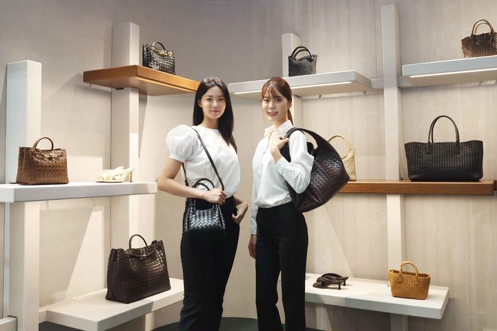 [서울=뉴시스] 신세계백화점 강남점 보테가베네타 팝업 (사진=신세계백화점 제공) *재판매 및 DB 금지