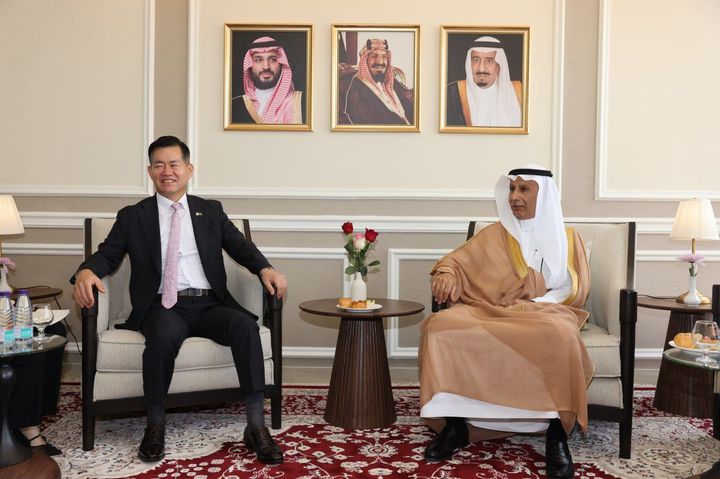 [서울=뉴시스] 석종건 방사청장은 3일(현지시간) 사우디 방위산업 육성 및 현지화를 총괄하고 있는 군수산업청(GAMI)의 아흐마드 압둘아지즈 알 오할리 청장과 만나 양국의 협력 방안을 논의했다. (사진=방위사업청 제공) 2025.09.05. photo@newsis.com *재판매 및 DB 금지