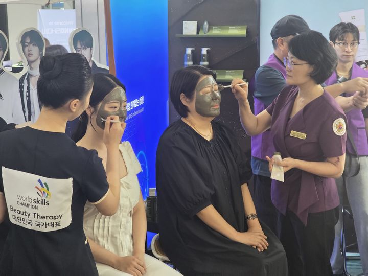 [제주=뉴시스] 강은정 기자=5일 제주 서귀포시 제주국제컨벤션센터(ICC)에서 열린 APEC 중소기업 장관회의 VIP 전시투어에서 모델들이 제품을 시연하고 있다. 2025.09.05. eunduck@newsis.com *재판매 및 DB 금지