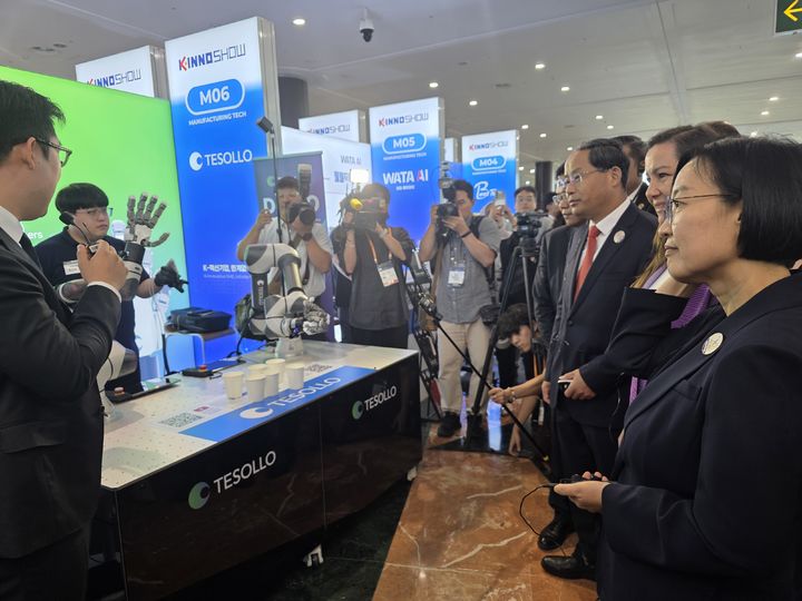 [제주=뉴시스] 5일 제주 서귀포시 제주국제컨벤션센터(ICC)에서 열린 APEC 중소기업 장관회의 전시투어에서 한성숙 중소벤처기업부 장관(오른쪽)이 제품을 보고 있다. 2025.09.05. eunduck@newsis.com *재판매 및 DB 금지