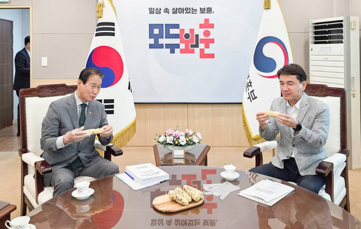 [춘천=뉴시스] 5일 김진태 강원특별자치도지사는 이날 국립횡성호국원 조기 착공 등 4건의 건의를 요청한 자리에서 권오을 국가보훈부 장관과 옥수수를 먹으려 화기애애한 분위기에서 면담을 했다 고 밝혔다. 강원특별자치도 제공. *재판매 및 DB 금지