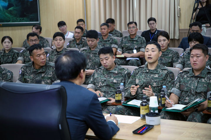 [서울=뉴시스] 이두희 국방부 차관은 5일 육군수도기계화보병사단을 방문해 30여명의 초급·중견간부들과 간부 획득 및 복무여건 개선을 위한 현장 간담회를 실시했다. (사진=국방일보 제공) 2025.09.05. photo@newsis.com *재판매 및 DB 금지