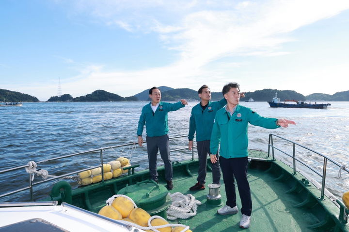 [통영=뉴시스] 천영기 통영시장(왼쪽)은 지난 4일 산양읍과 한산면 해역 적조방제 작업 현장을 방문해 방제 선박과 황토 살포 작업 과정을 둘러보고 구슬땀을 흘리고 있는 어업인과 관계 공무원들을 격려했다. 천 시장의 적조방제 작업 현장 방문 모습. (사진=통영시 제공) 2025.09.05. photo@newsis.com *재판매 및 DB 금지