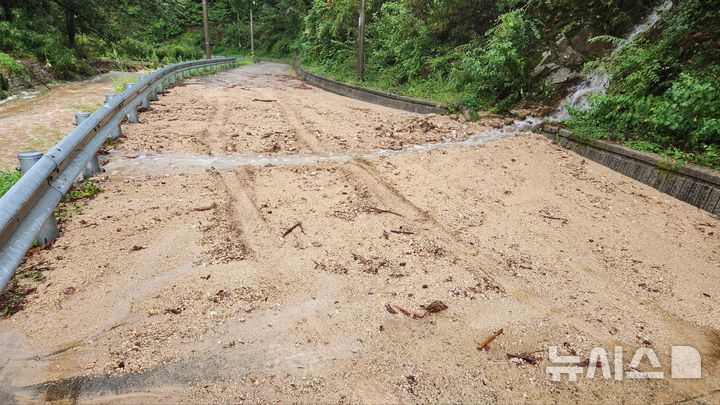 [포항=뉴시스] 송종욱 기자 = 경북 울진군은 지난 4일 호우 특보가 발효된 가운데 매화면 176㎜, 기성면 153㎜, 근남면 68㎜ 등 평균 60㎜의 강수량으로 극심한 가뭄은 해소됐지만, 기성면 도로 사면 유출 등 10건(공공시설 6·사유시설 4건)의 비 피해가 발생해 복구 작업을 벌였다. 사진은 기성면 방율리 도로 도로 사면 유실 모습. (사진=울진군 제공) 2025.09.05. photo@newsis.com