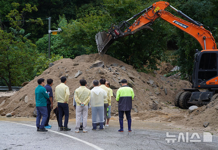 [포항=뉴시스] 송종욱 기자 = 경북 울진군은 지난 4일 호우 특보가 발효된 가운데 매화면 176㎜, 기성면 153㎜, 근남면 68㎜ 등 평균 60㎜의 강수량으로 극심한 가뭄은 해소됐지만, 기성면 도로사면 유출 등 10건(공공시설 6·사유시설 4건)의 비 피해가 발생해 복구 작업을 벌였다. 사진은 매화면 신흥리 도로 유실 복구 모습. (사진=울진군 제공) 2025.09.05. photo@newsis.com