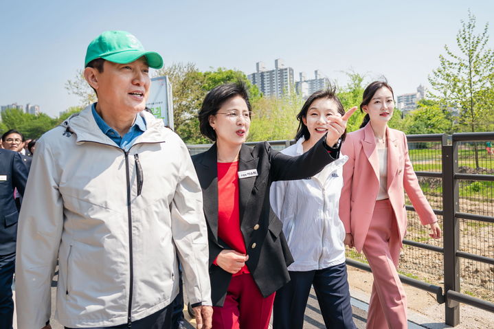 [서울=뉴시스]암사초록길 개통식. 2025.04.29. (사진=강동구 제공) *재판매 및 DB 금지