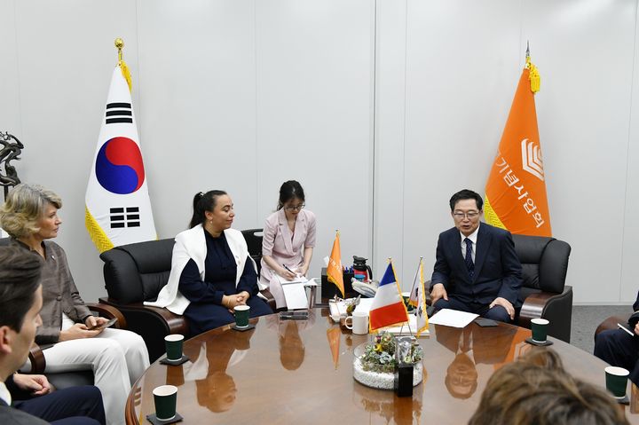 [서울=뉴시스] 4일 오후 전쟁기념관은 찾은 프랑스 하원의원 방한단이 백승주 전쟁기념사업회장과 환담을 나누고 있다. (사진=전쟁기념사업회 제공) 2025.09.05. photo@newsis.com *재판매 및 DB 금지