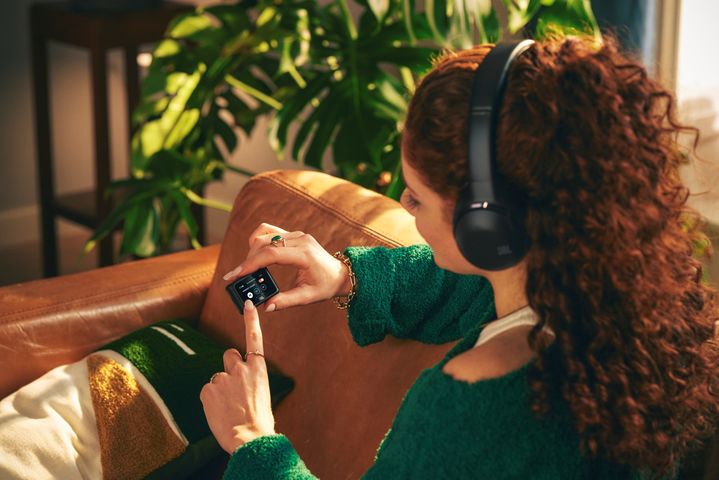 [서울=뉴시스]JBL 투어 원 M3 스마트 Tx을 착용하고 있는 모델. (사진 = 하만 인터내셔널 코리아) 2025.09.05. photo@newsis.com *재판매 및 DB 금지