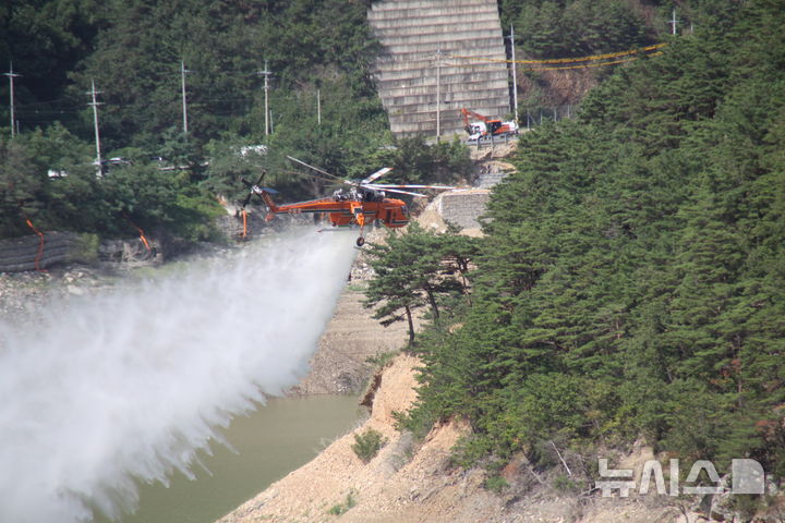 [강릉=뉴시스] 이순철 기자 = 5일 강릉 오봉저수지 저수율이 13%선까지 떨어지자 소방헬기를 동원해 오봉저수지에 물을 공수하고 있다. 일반적으로 민간 헬기를 임차해 사용할 경우 하루 2000~5000만원의 비용이 든다.2025.09.05.grsoon815@newsis.com