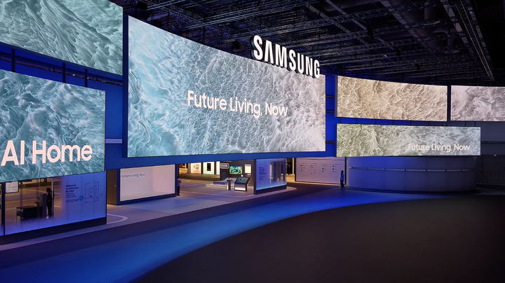 [베를린=뉴시스]삼성전자가 IFA 2025서 세계적 아티스트 '마오틱'과 함께 'AI Home' 비전 담은 미디어 파사드를 공개했다. 삼성전자는 데이터와 사용자간의 상호작용을 수많은 입자들이 생성하는 거대한 파동으로 재해석해 기술과 고객의 상호작용을 시각화했다고 설명했다. (사진=삼성전자 제공) photo@newsis.com *재판매 및 DB 금지