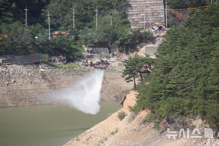 [강릉=뉴시스] 이순철 기자 = 5일 강릉 오봉저수지 저수율이 13%선까지 떨어지자 소방헬기, 군헬기 10대를 동원해 오봉저수지에 물을 공수하고 있다. 일반적으로 민간 헬기를 임차해 사용할 경우 하루 2000~5000만원의 비용이 든다.2025.09.05.grsoon815@newsis.com