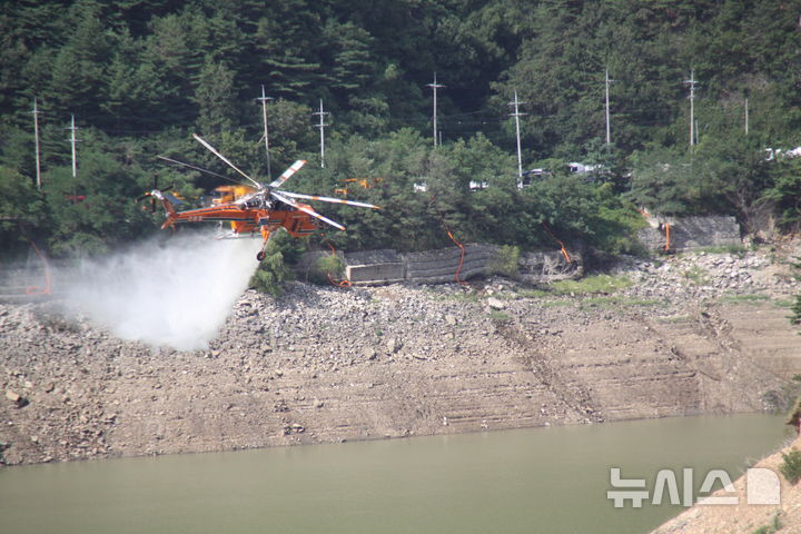 [강릉=뉴시스] 이순철 기자 = 소방헬기가 오봉저수지에 물을 공수하고 있다. .2025.09.05.grsoon815@newsis.com