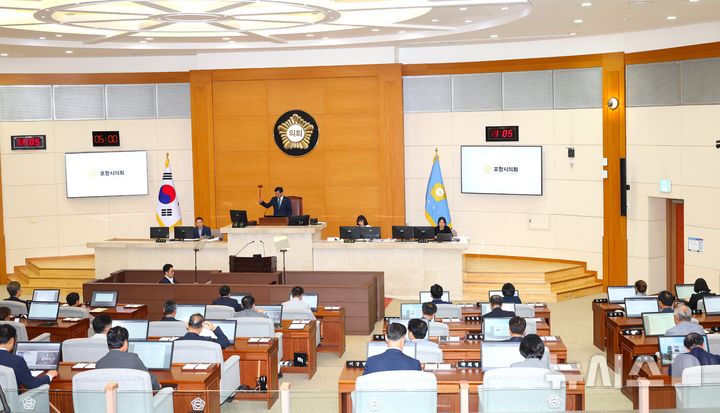 [포항=뉴시스] 송종욱 기자 = 경북 포항시의회는 5일 '제325회 임시회 제1차 본회의'를 시작으로 예산결산특별위원회를 구성하는 등 15일간의 임시회 일정에 돌입했다. 사진은 '제325회 임시회 제1차 본회의' 모습. (사진=포항시의회 제공) 2025.09.05. photo@newsis.com