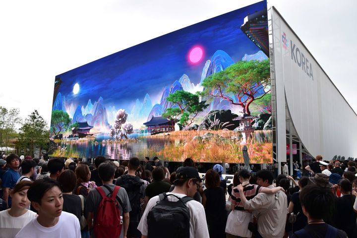 [서울=뉴시스] '2025 오사카엑스포 한국관' 앞에서 관람객들이 입장을 기다리고 있는 모습. (사진=코트라 제공) 2025.09.7 photo@newsis.com&nbsp;&nbsp; *재판매 및 DB 금지