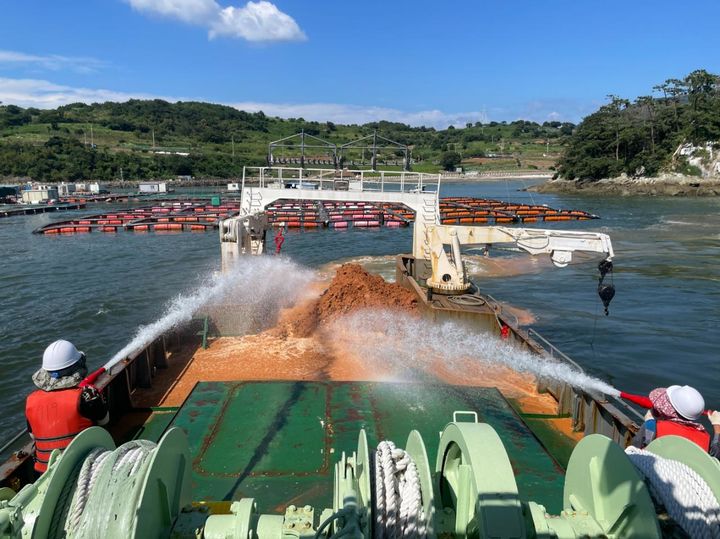 [여수=뉴시스] 여수시가 적조 예방을 위해 정화선·방제정 등 12척 투입하고 매일 황토 400t을 바다에 살포하고 있다. (사진=여수시 제공) 2025.09.05. photo@newsis.com&nbsp; *재판매 및 DB 금지